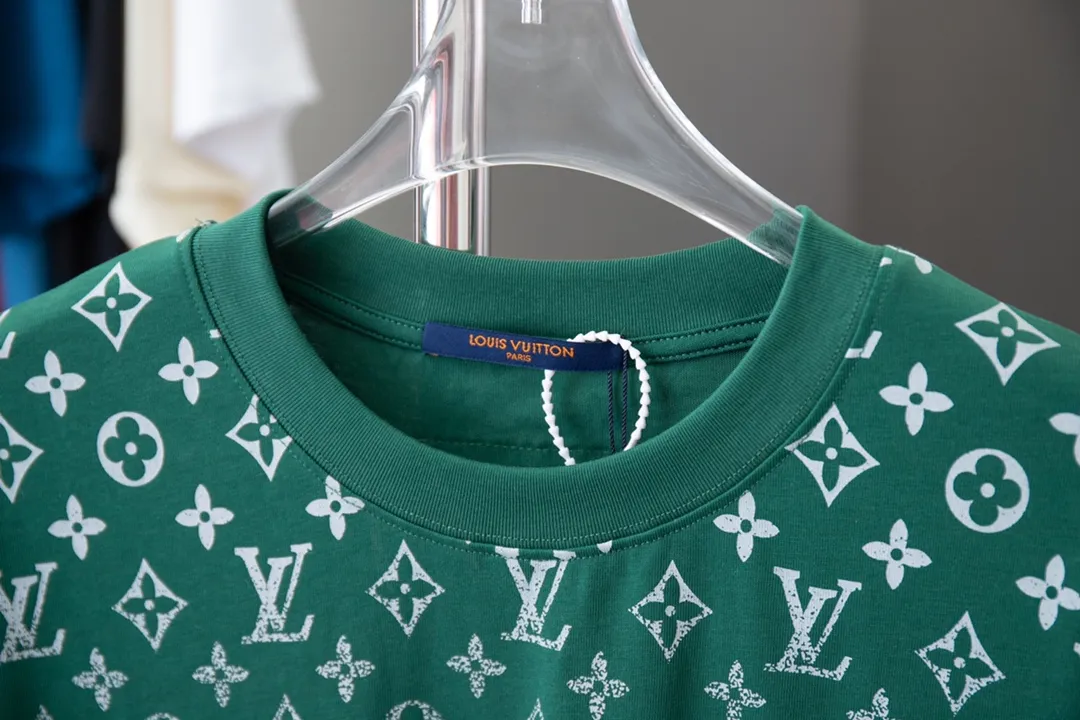 🅿️180 High-quality Lv 2025 early spring new model, MONOGRAM presbyopic gradient short-sleeved T-shirt, using digital printing technology to render pixel light and shadow for the Monogram gradient pattern, and its silk-screen texture and knitting effect complement each other. Synchronized with the official website, pure cotton fabrics at the counter! Comfortable against the skin, durable and easy to wear, meticulous original craftsmanship, custom-made 260g vat-dyed fabric, very comfortable to the touch, latest brick cabinet synchronization, OS off-shoulder version, fashionable and individual, super versatile and good-looking, very suitable for both men and women, must-have style, hang tag, collar label, washed wheat, complete with three labels S M L XL